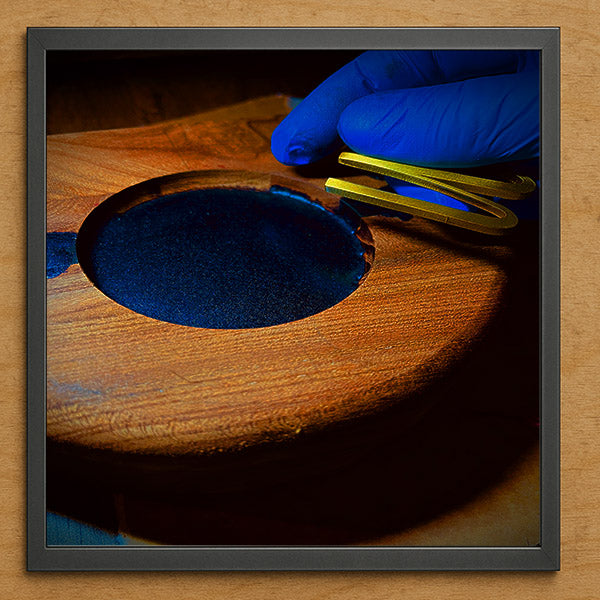 La résine époxy, à la fois bijou industriel et complice du bois nature