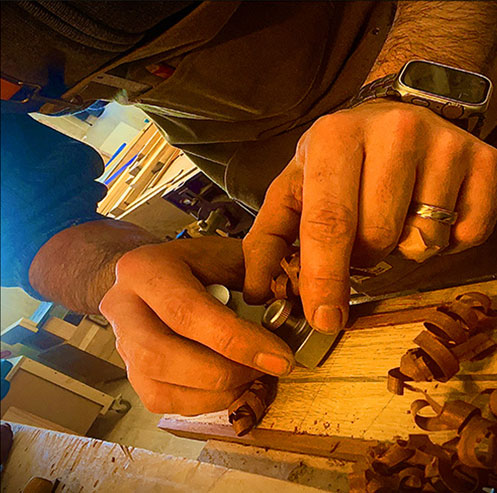 Fabrication artisanale d’un objet en bois dans l’atelier