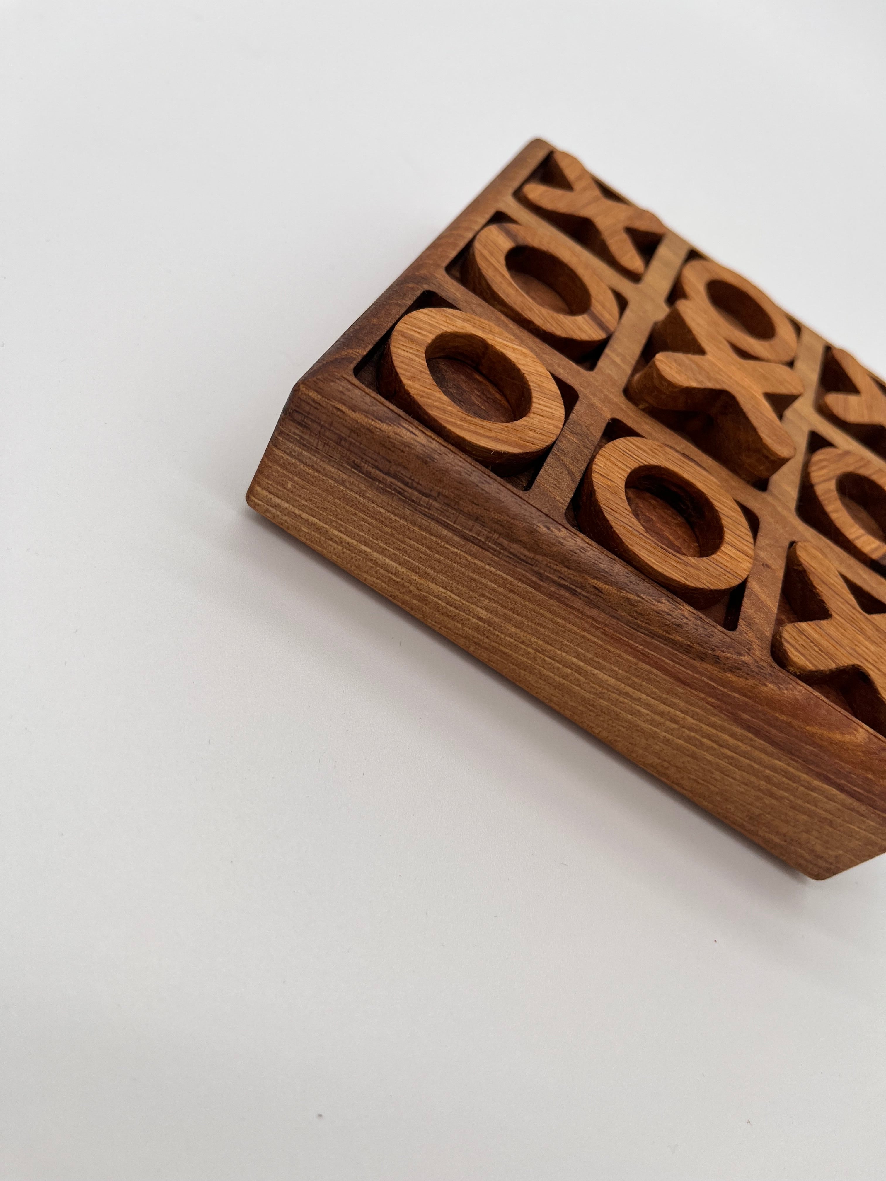 Pièces du jeu de morpion en bois sur leur plateau