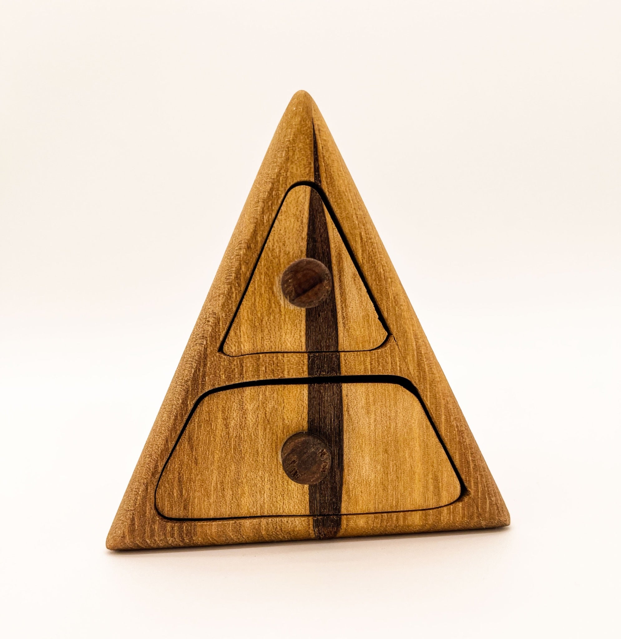 Détail de la petite bandsaw-box Toblerone en bois massif