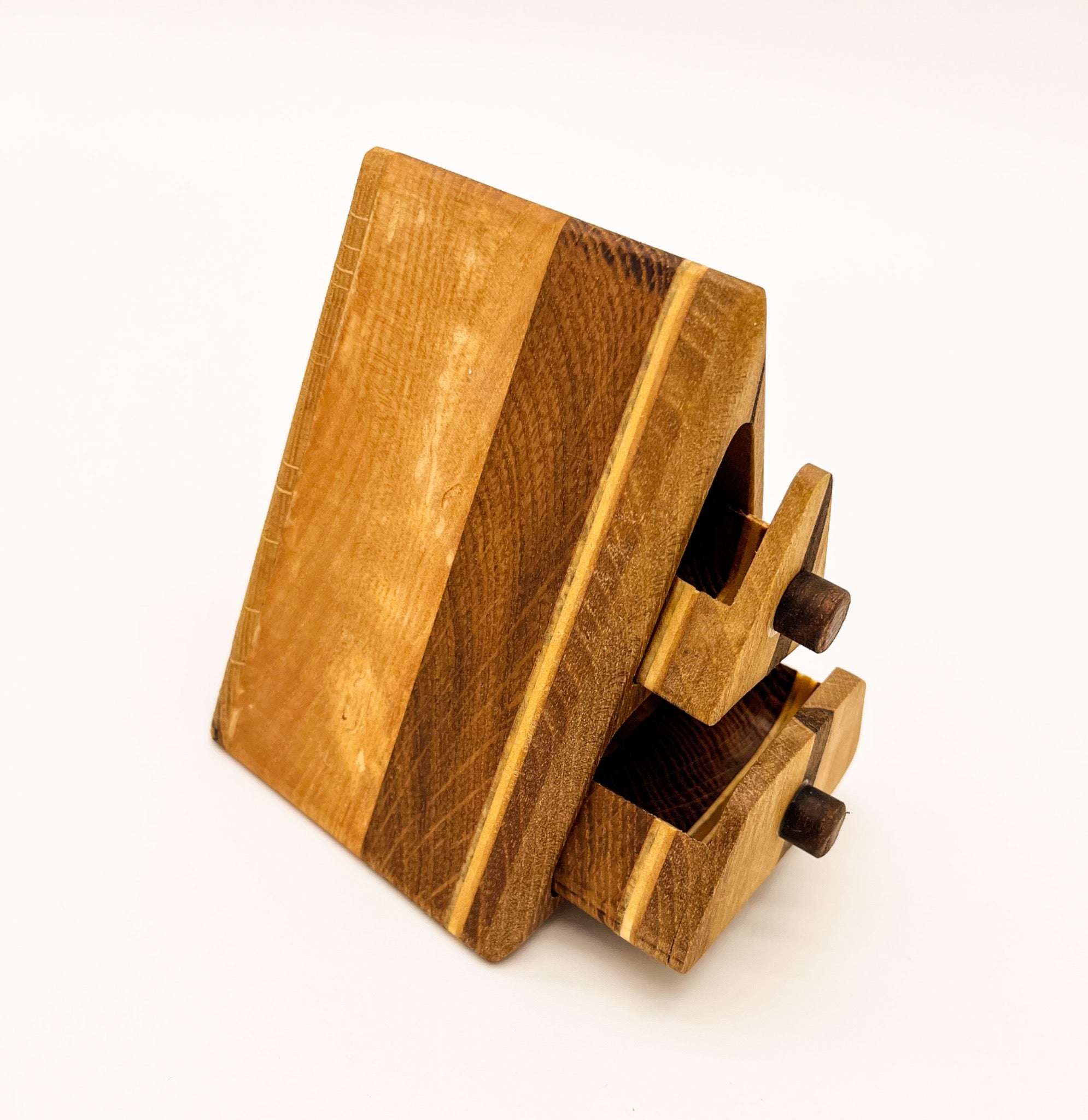 Petite bandsaw-box Toblerone triangulaire en chêne, orme et noyer