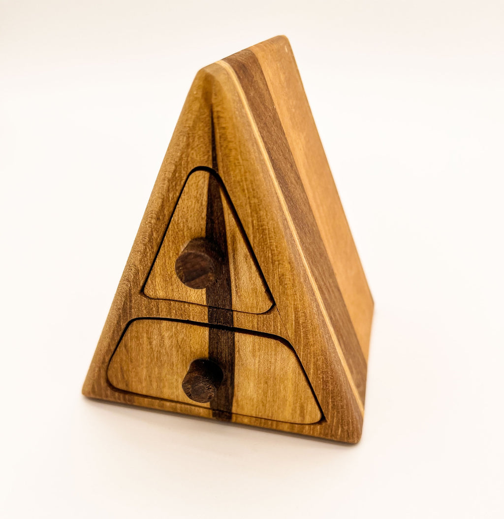 Petite bandsaw-box Toblerone en chêne, orme et noyer avec deux tiroirs ouverts