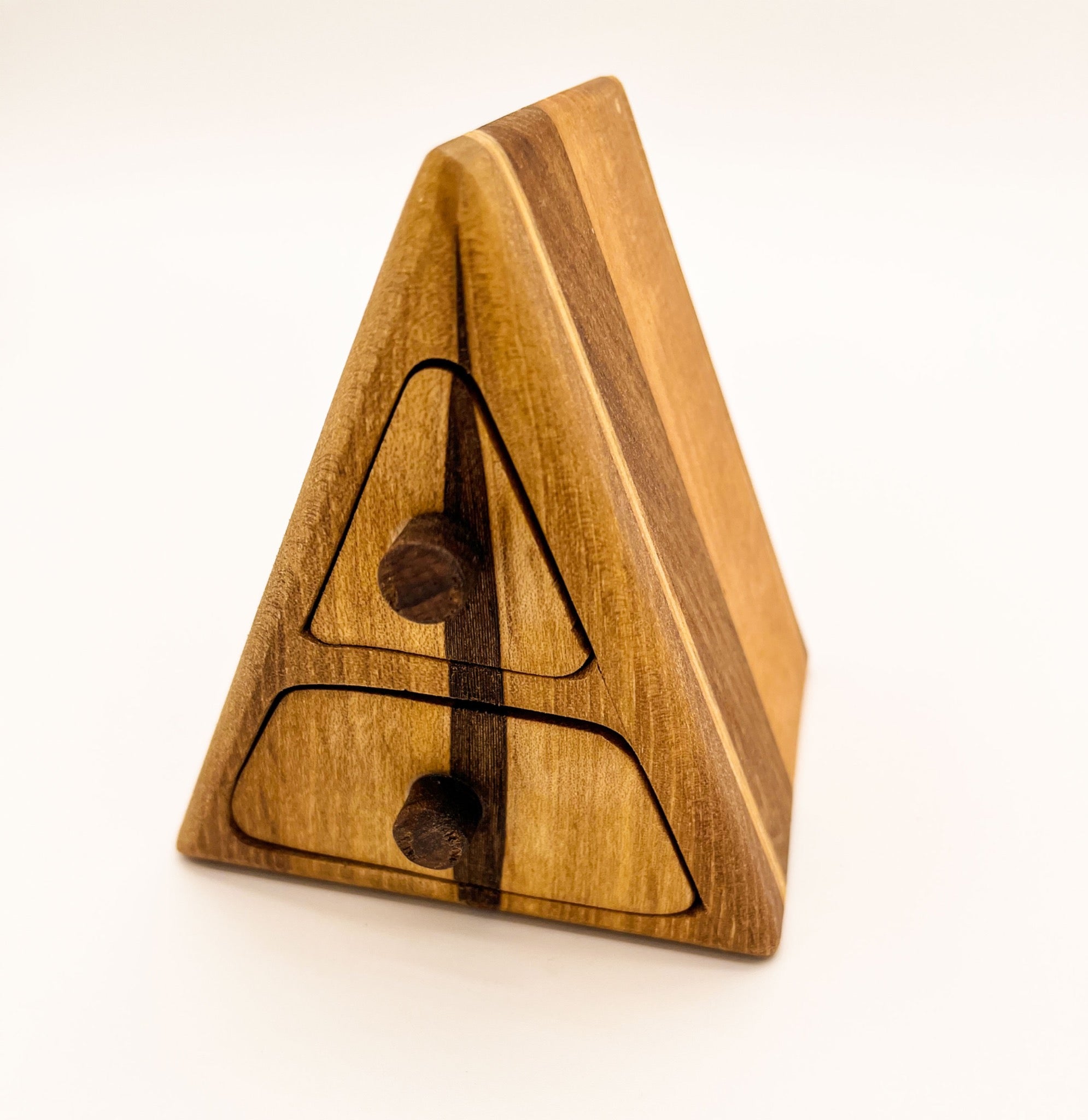 Petite bandsaw-box Toblerone en chêne, orme et noyer avec deux tiroirs ouverts