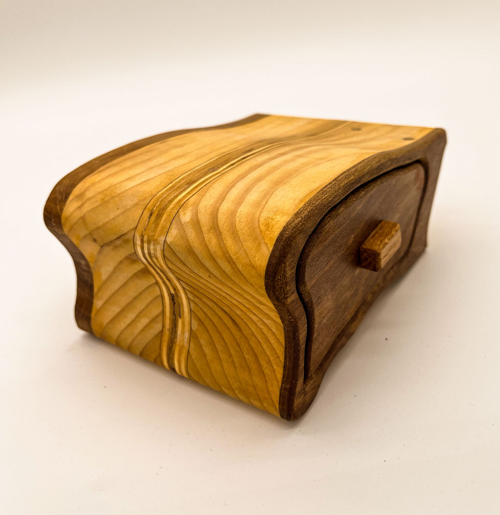Tiroir ouvert de la bandsaw-box classique en noyer et sapin