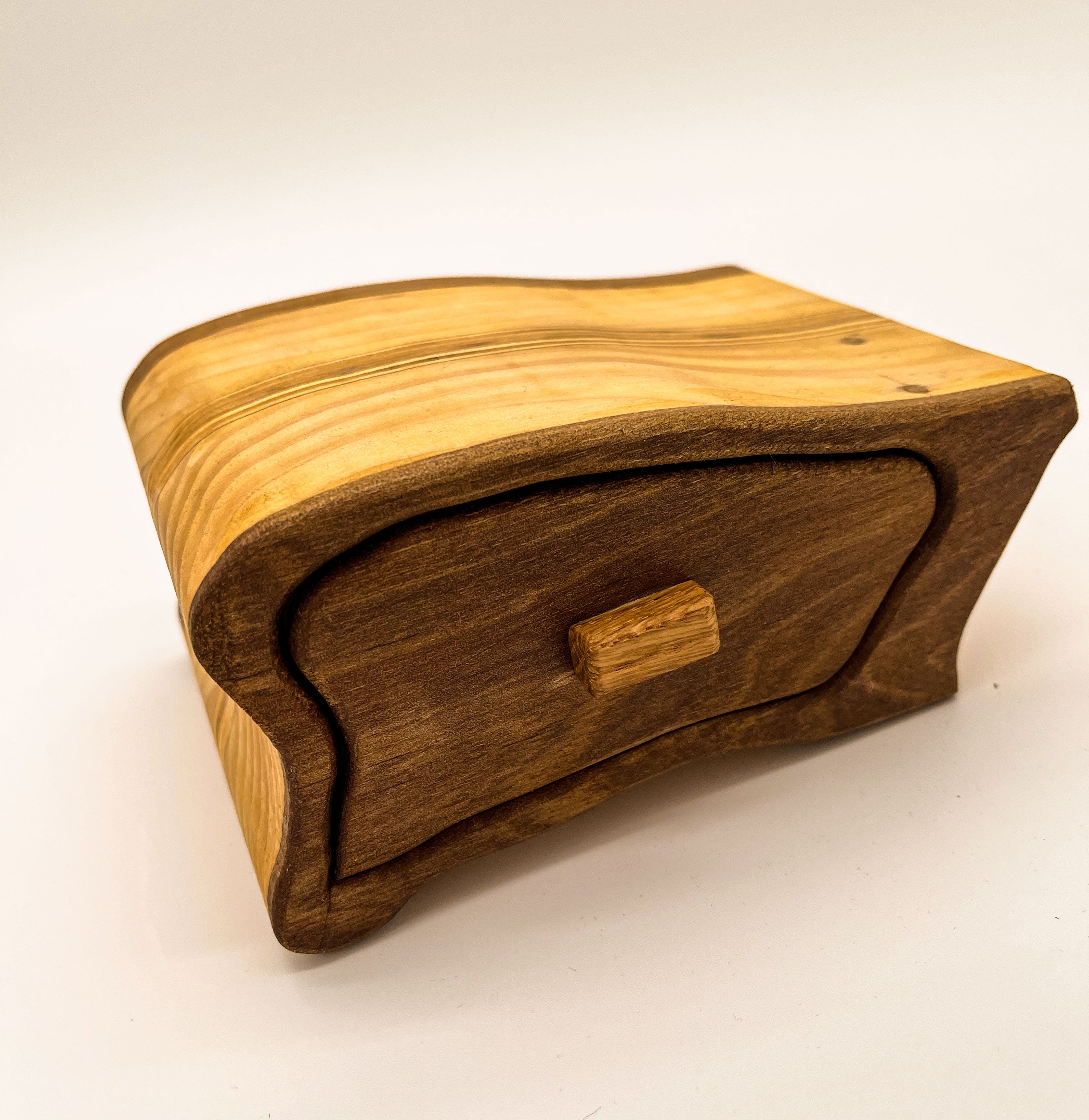 Bandsaw-box classique en noyer et sapin, vue de trois quarts
