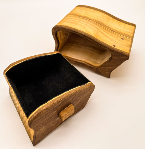 Bandsaw-box classique en noyer et sapin, vue de face