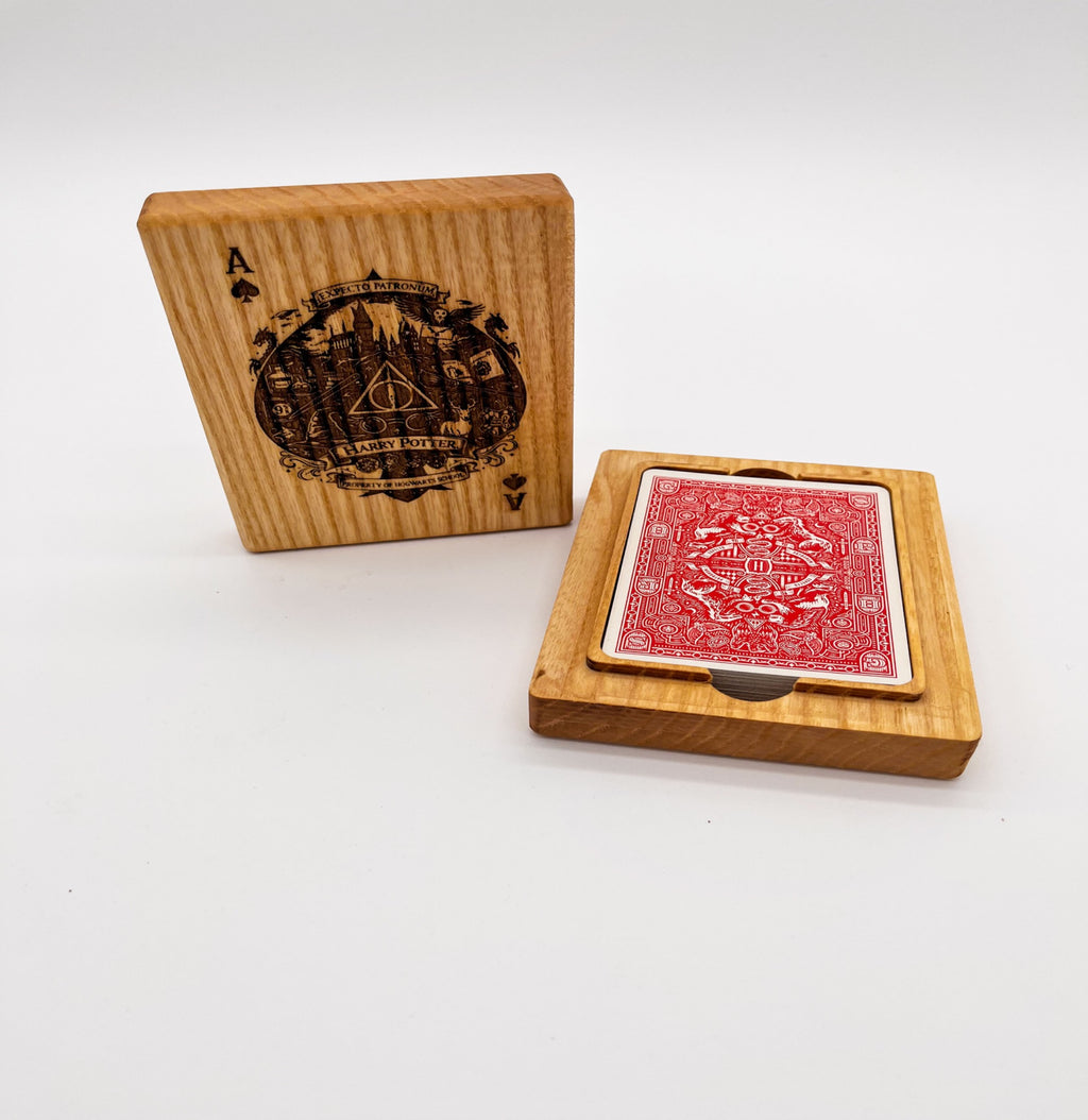 Boîte en chêne gravée sur le thème Harry Potter avec jeu de cartes