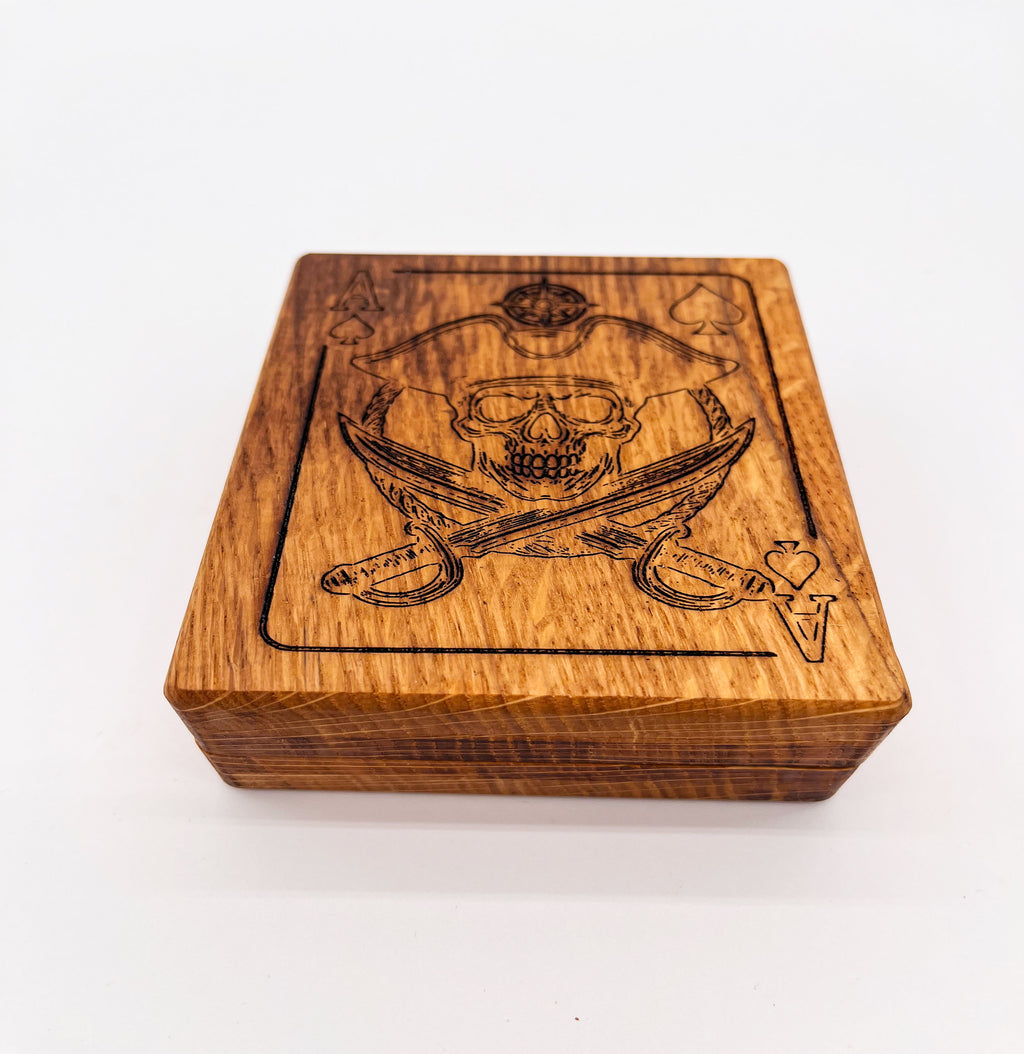 Jeu de cartes pirate avec sa boîte en chêne gravée