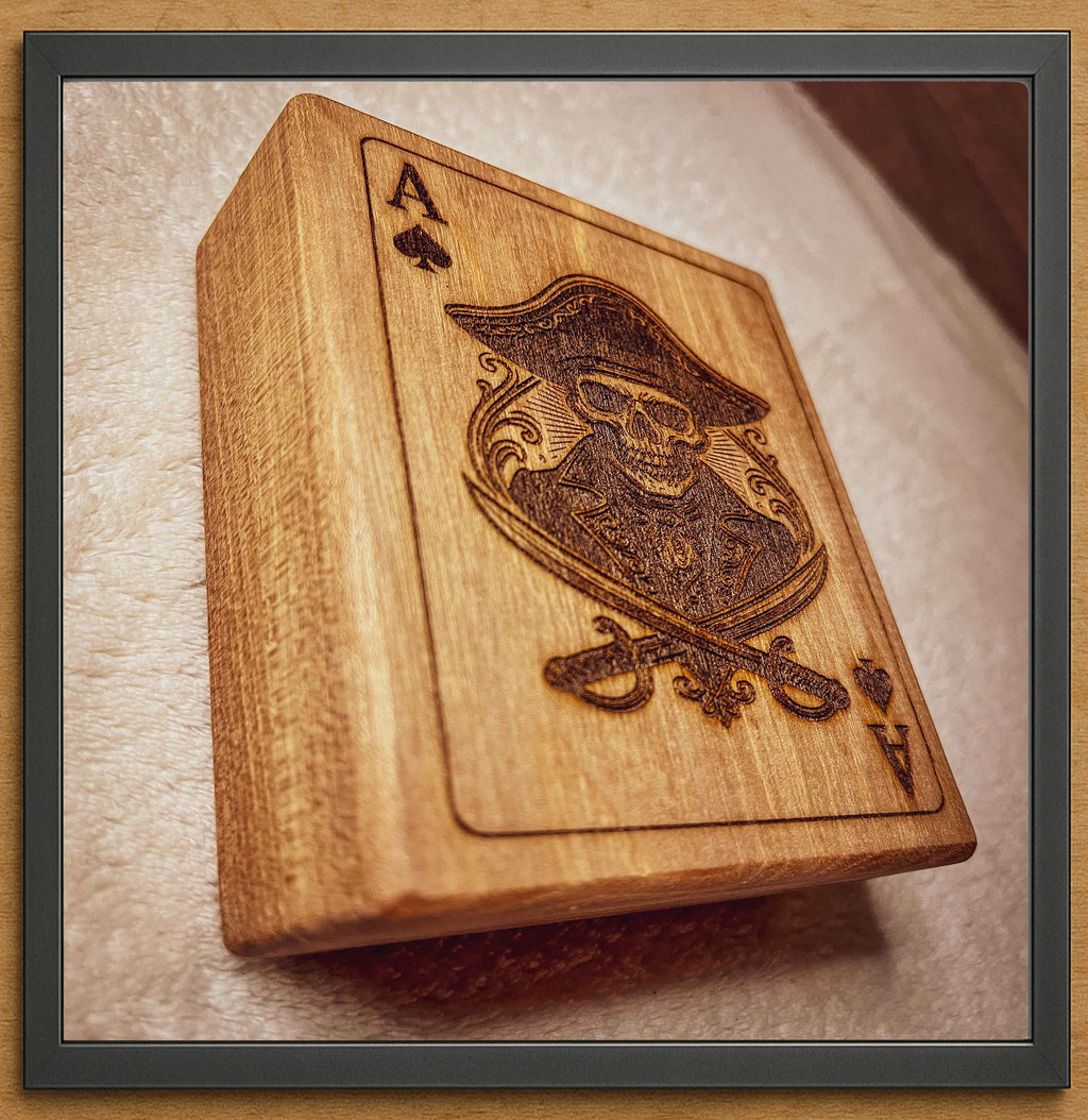 Boite en bois  – Jeu de cartes pirate