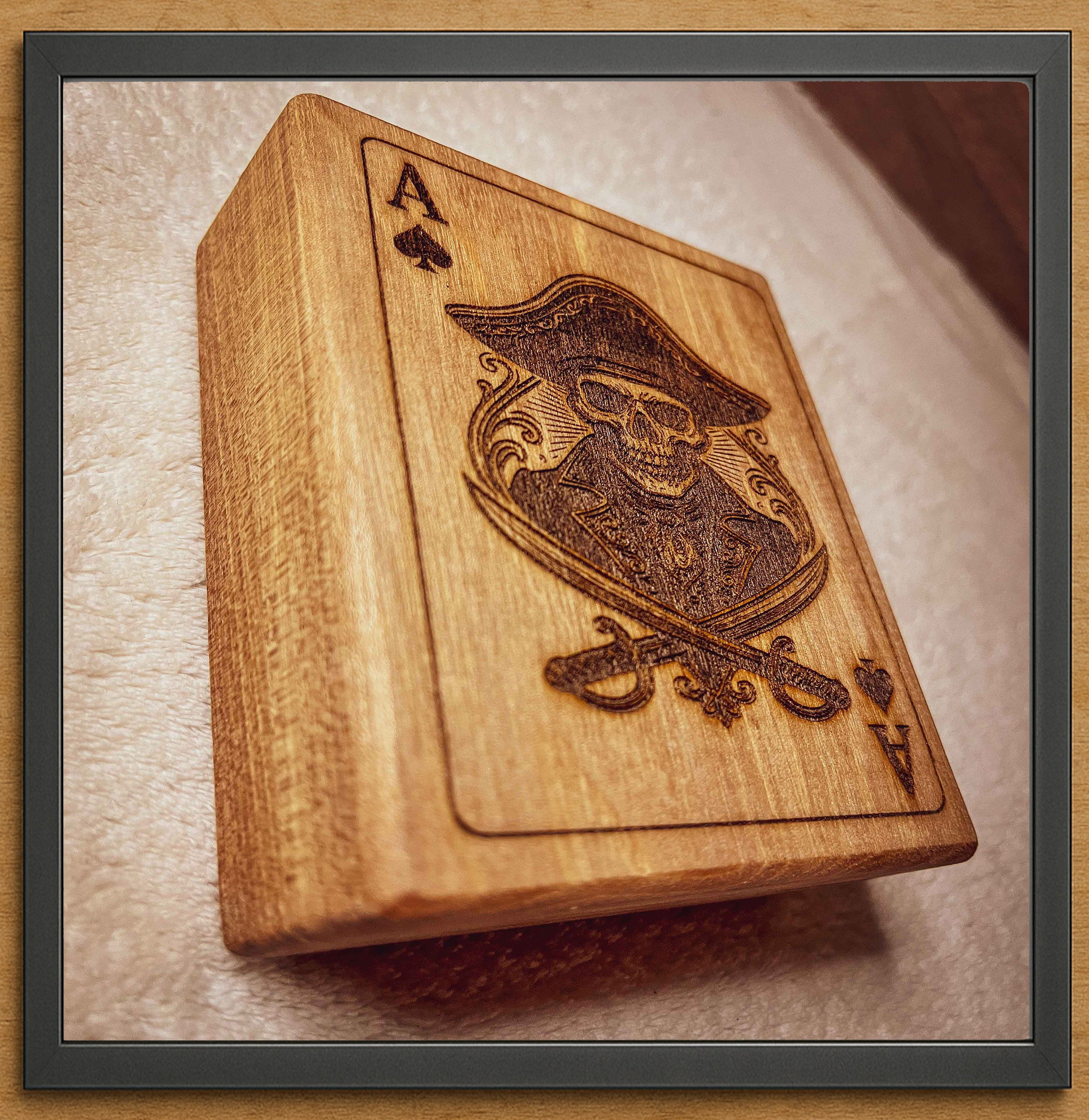 Boite en bois  – Jeu de cartes pirate