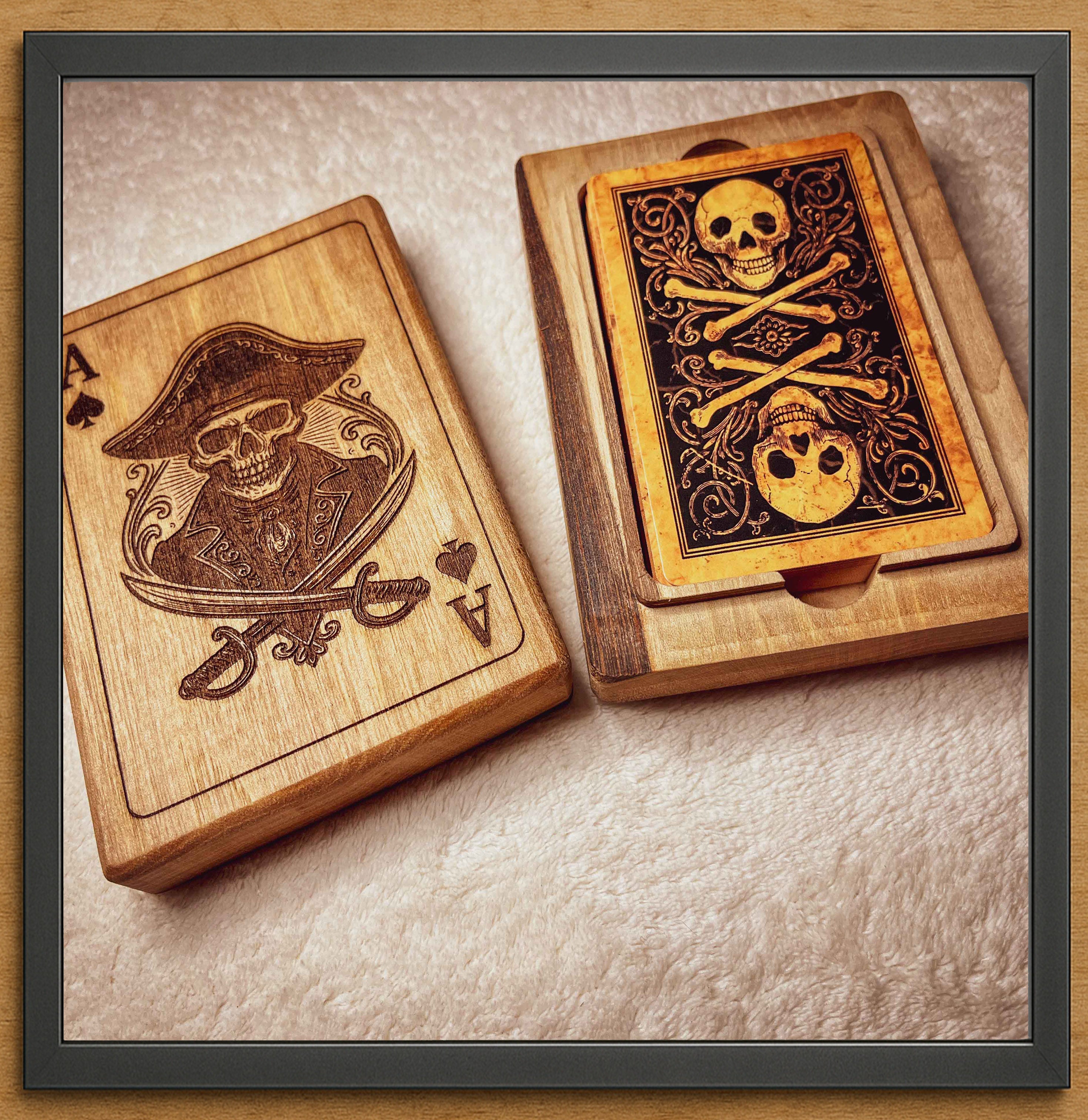 Boite en bois  – Jeu de cartes pirate