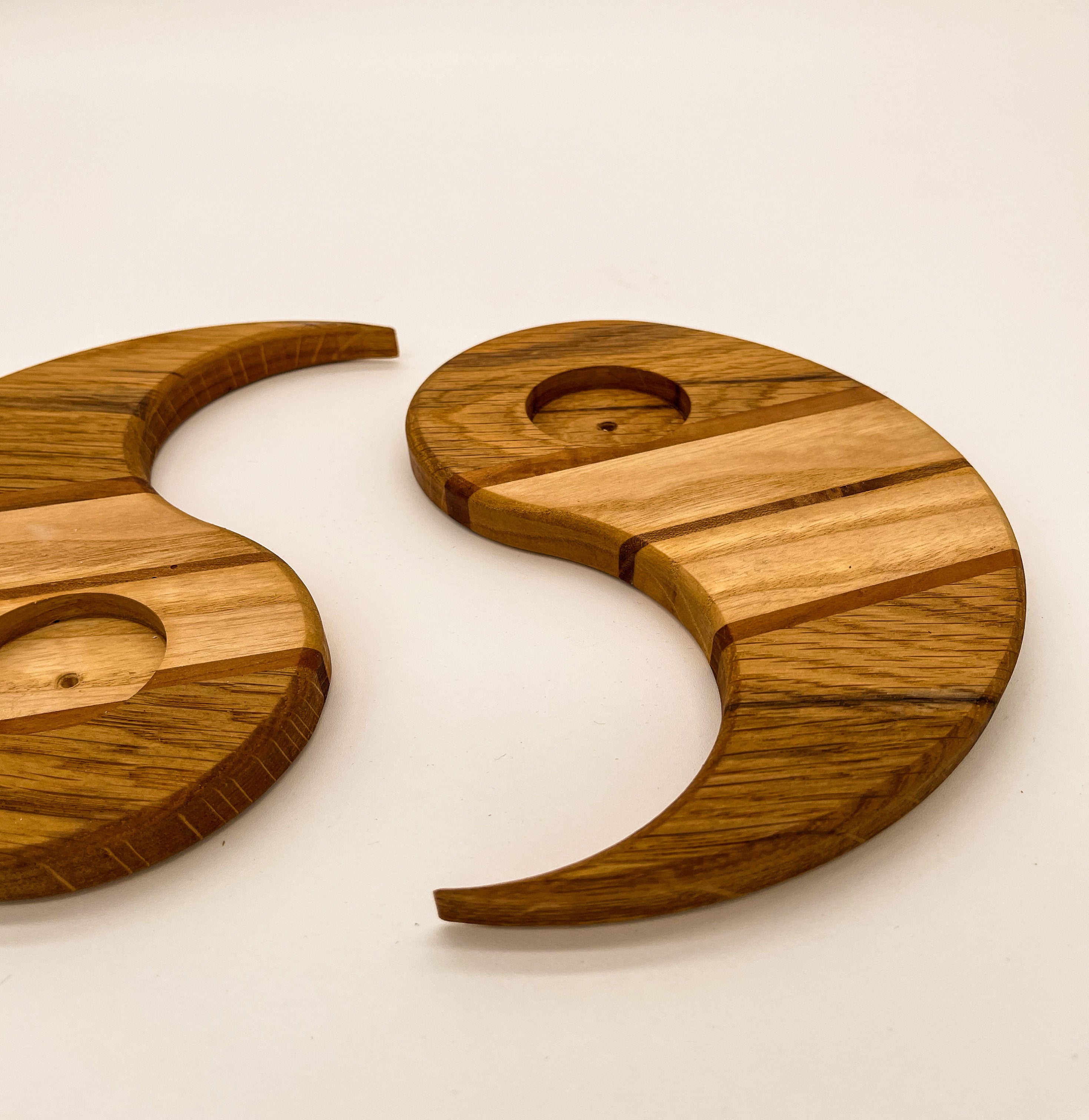 Détail du bougeoir Ying-Yang en bois