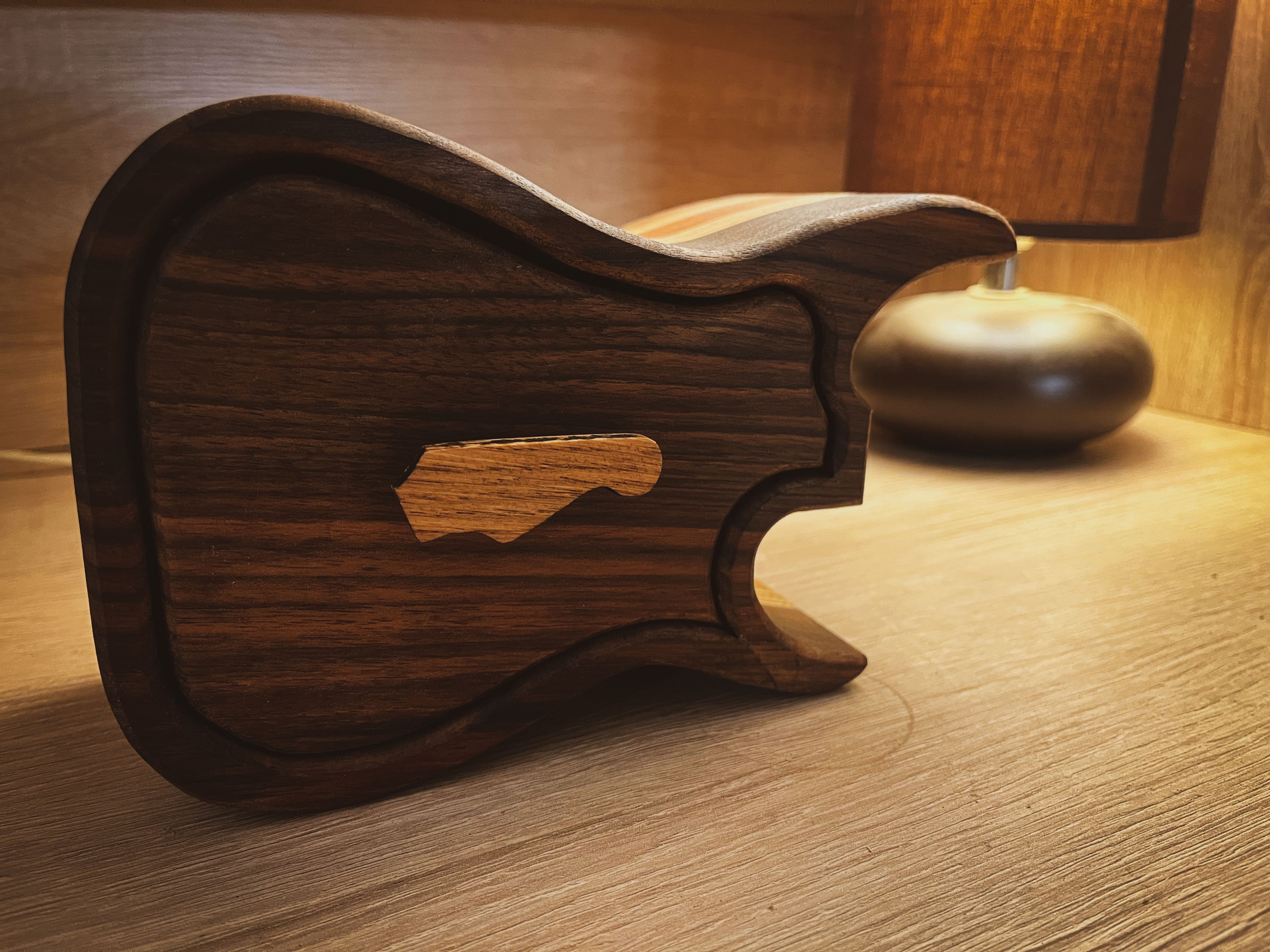 Bandsaw box en forme de guitare Stratocaster, bois de noyer et chêne, coffret artisanal