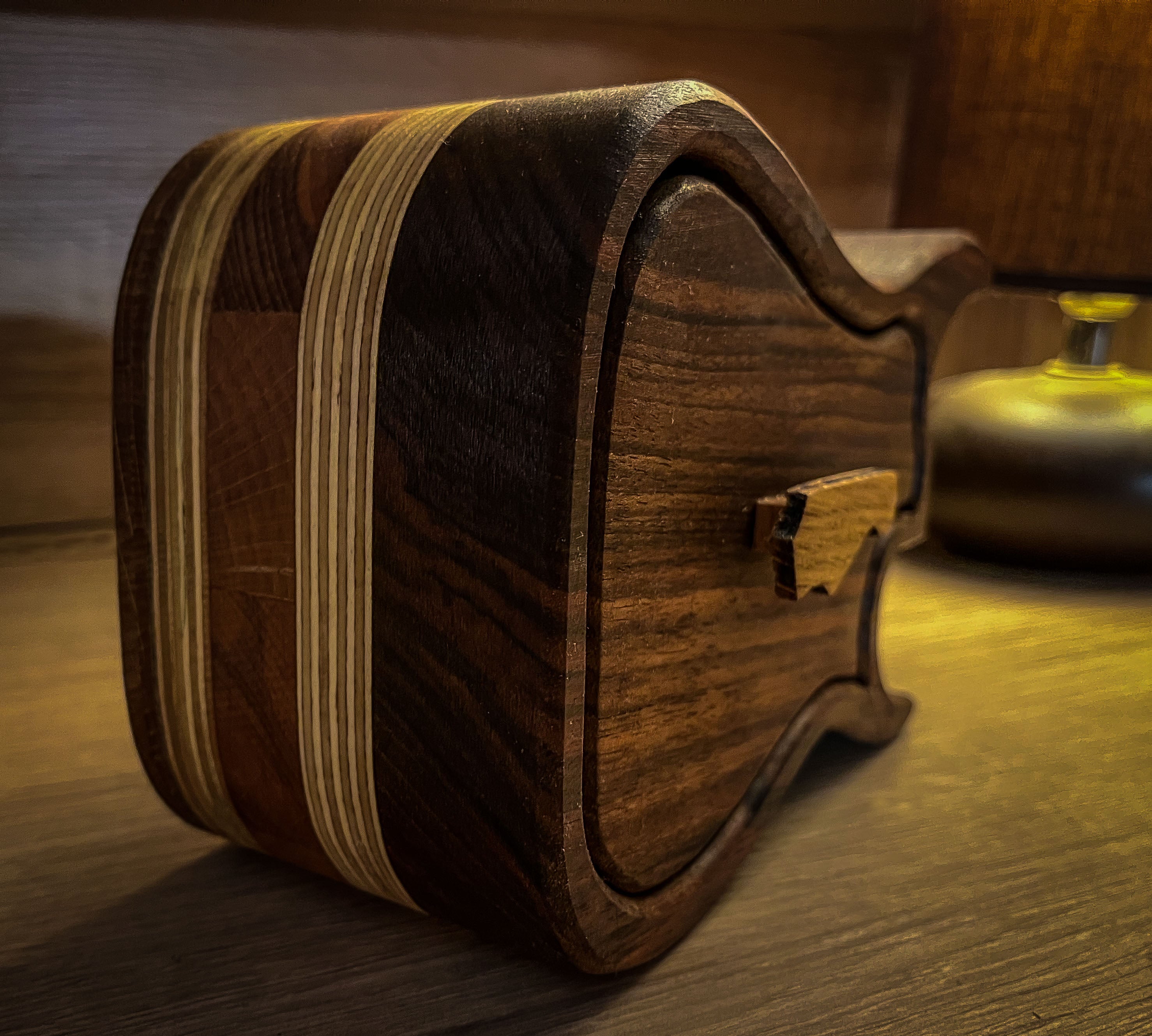 Bandsaw box en forme de guitare Stratocaster, bois de noyer et chêne, coffret artisanal