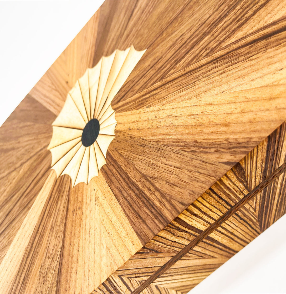 Coquille Fibonacci en marqueterie avec ombrage au sable et effet de relief