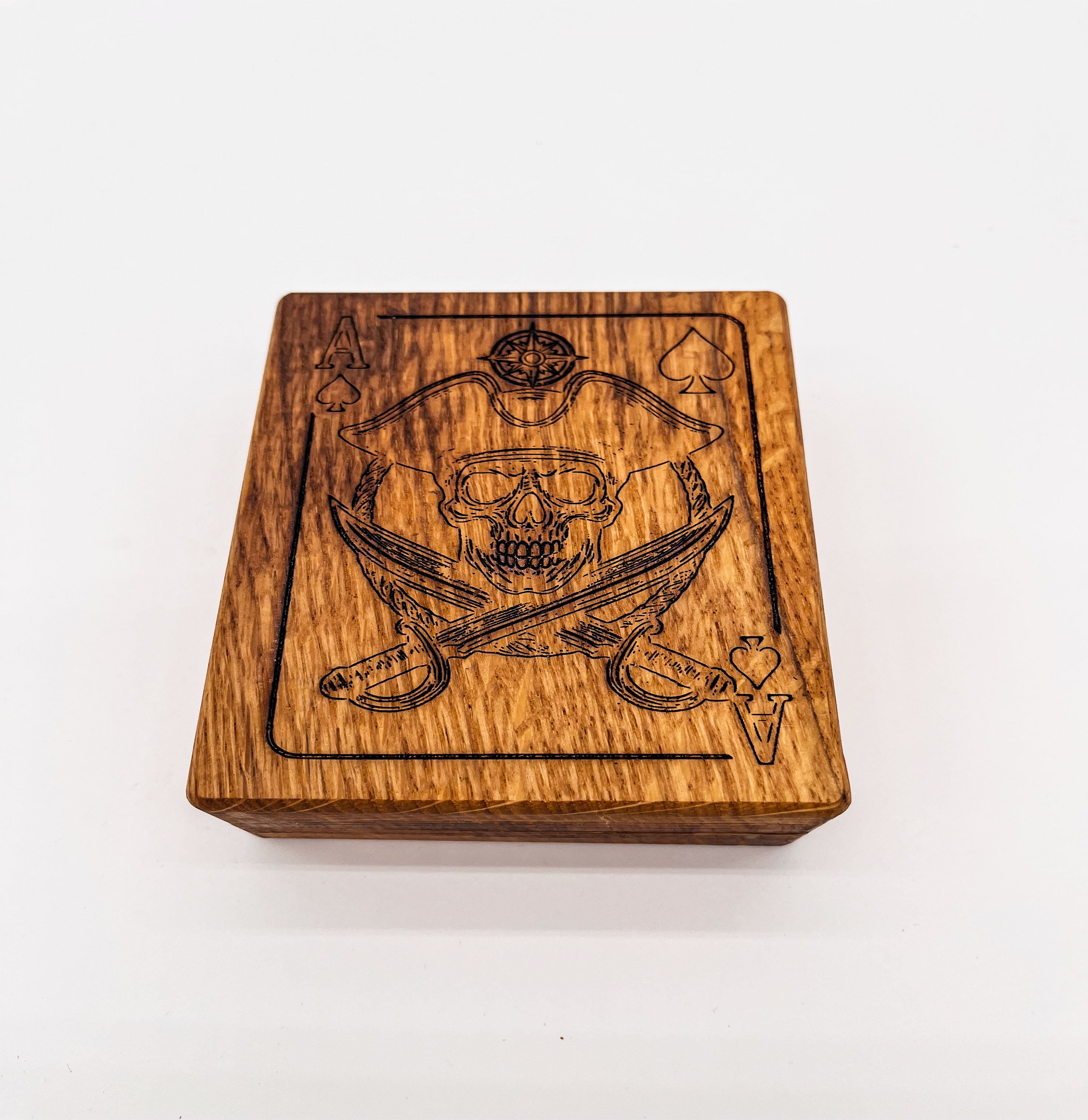 Détail de la gravure pirate sur la boîte en chêne