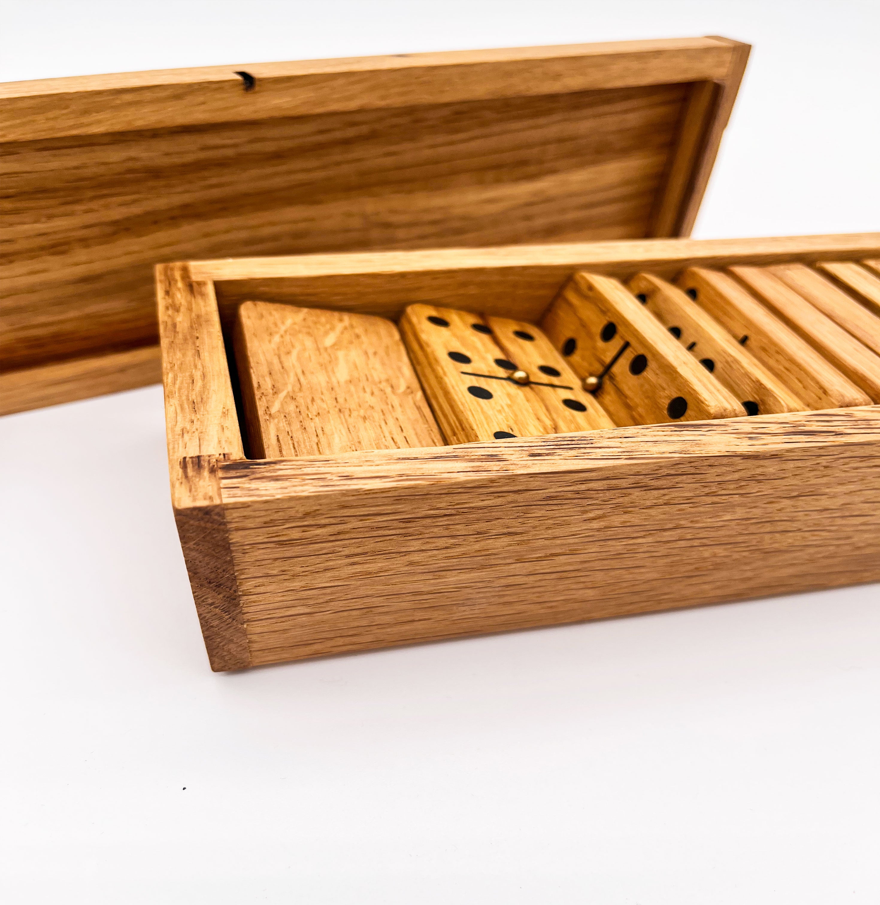 Détail des points en résine du jeu de dominos