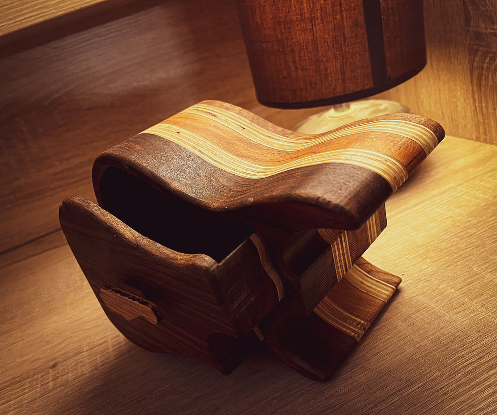 Bandsaw box en forme de guitare Stratocaster, bois de noyer et chêne, coffret artisanal