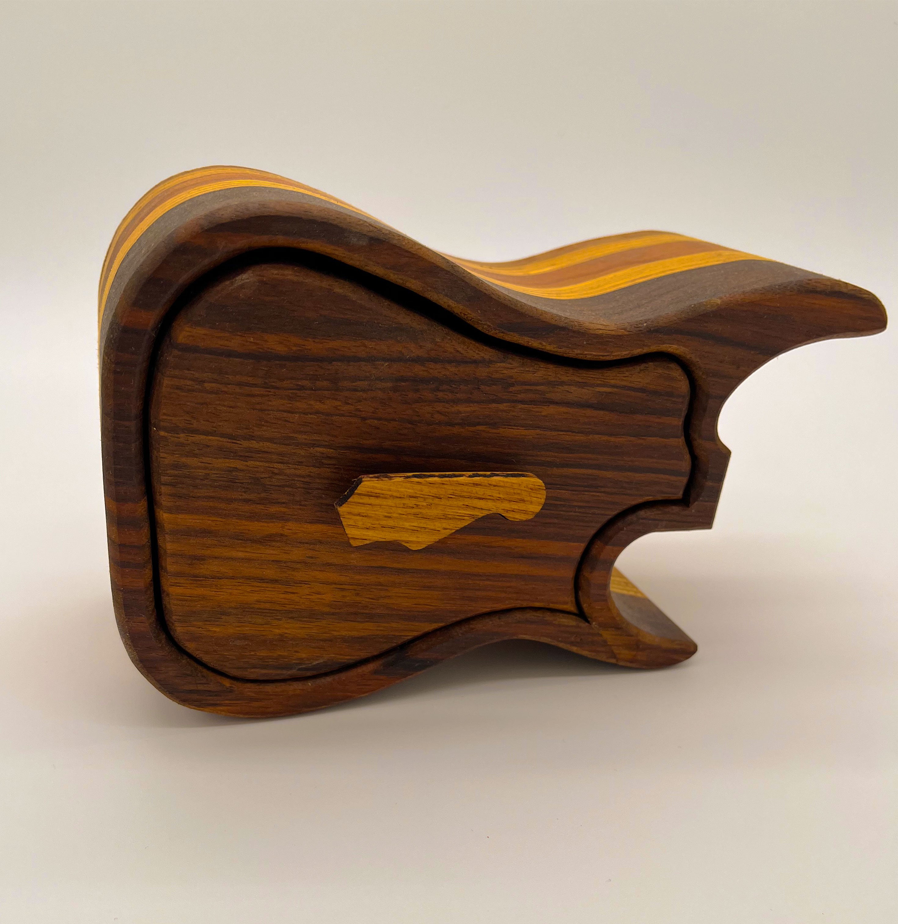 Fenderbox en noyer, vue de face