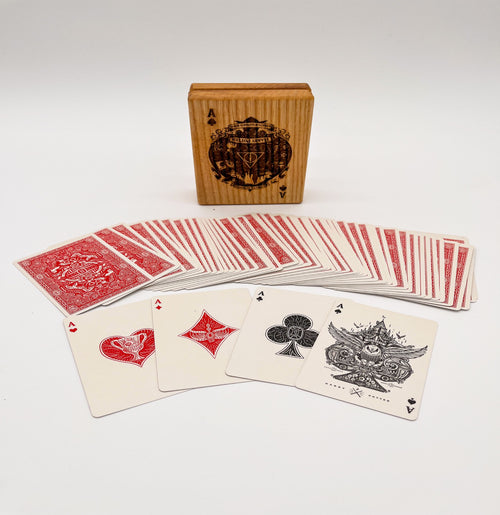 Jeu de cartes Harry Potter présenté avec sa boîte en chêne gravée
