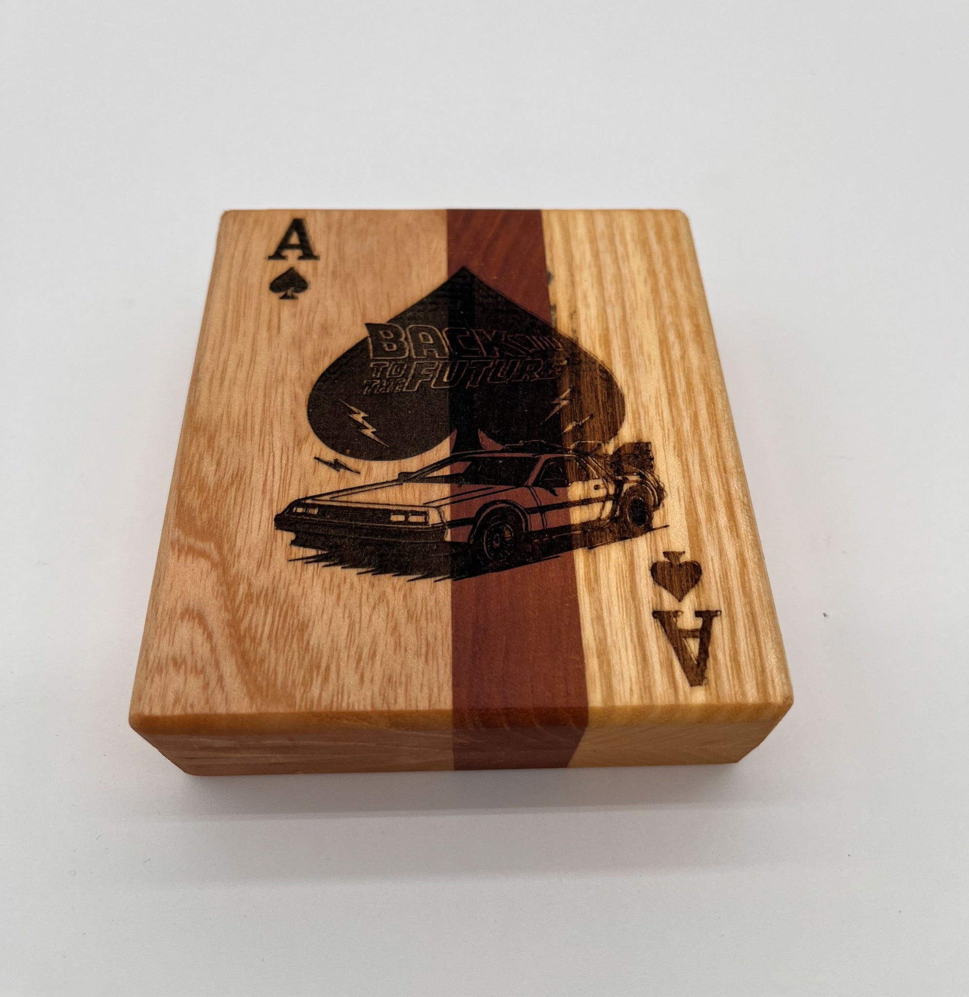 Jeu de cartes Retour vers le futur présenté avec sa boîte en bois gravée