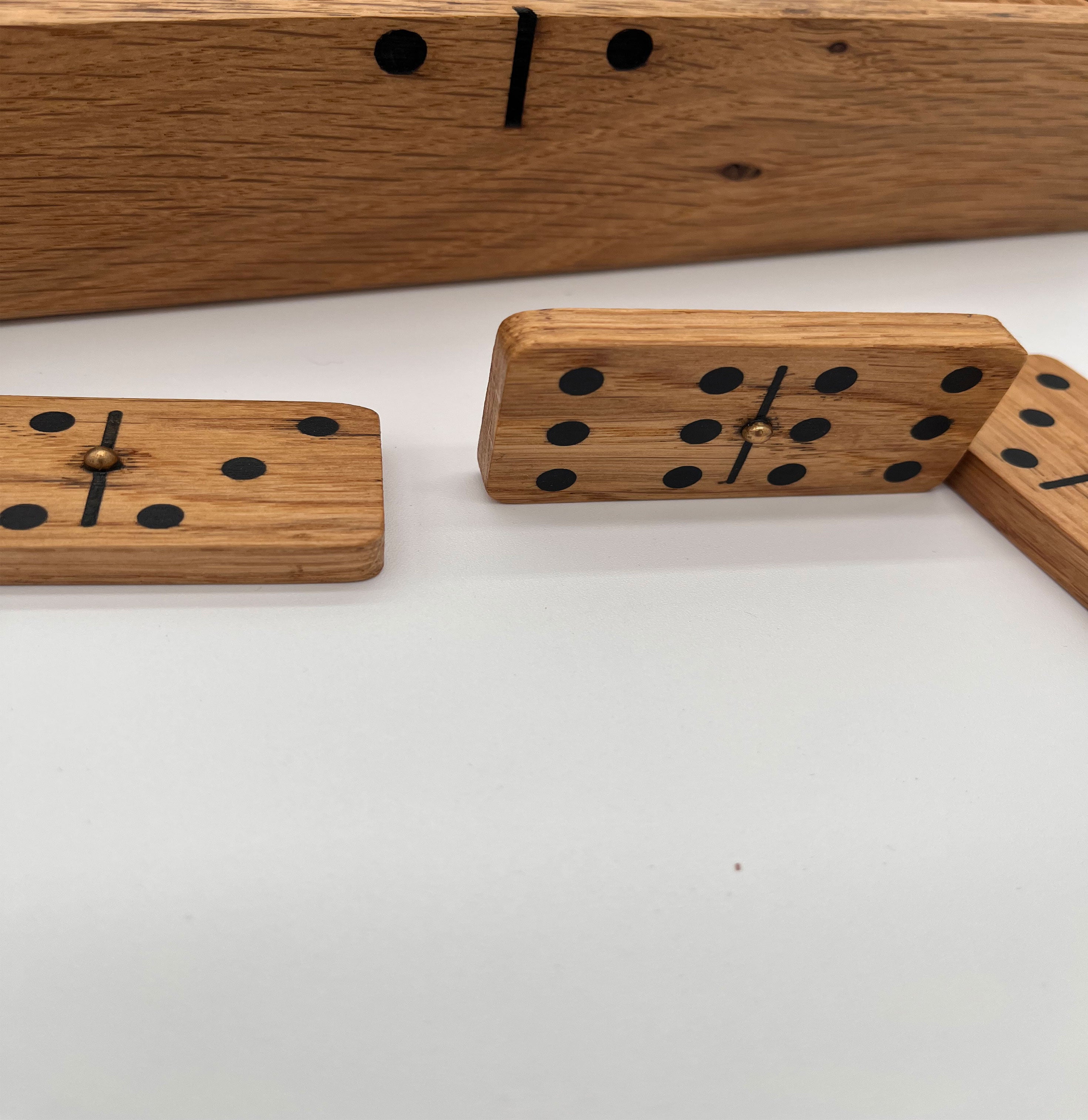 Domino en chêne massif avec points en résine