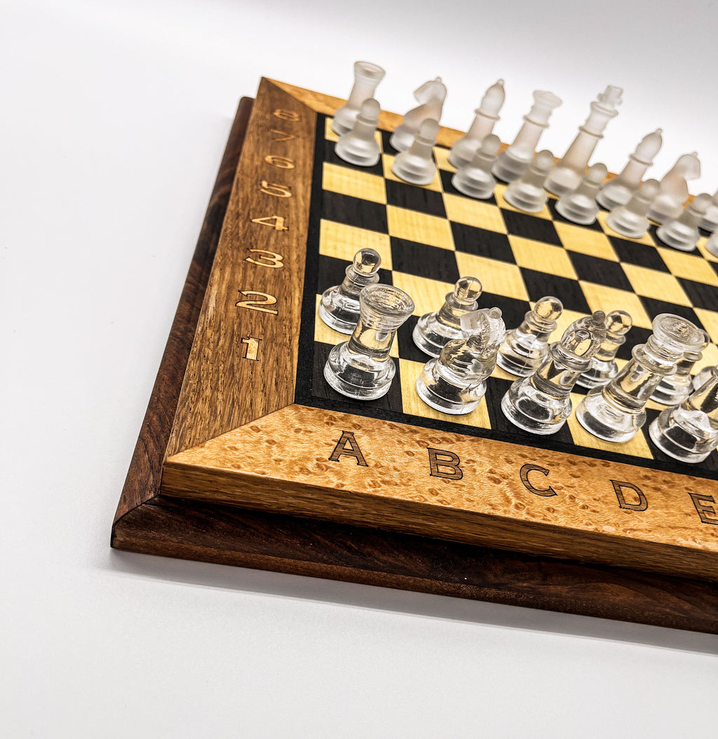 Jeu d’échecs en marqueterie avec pièces en verre