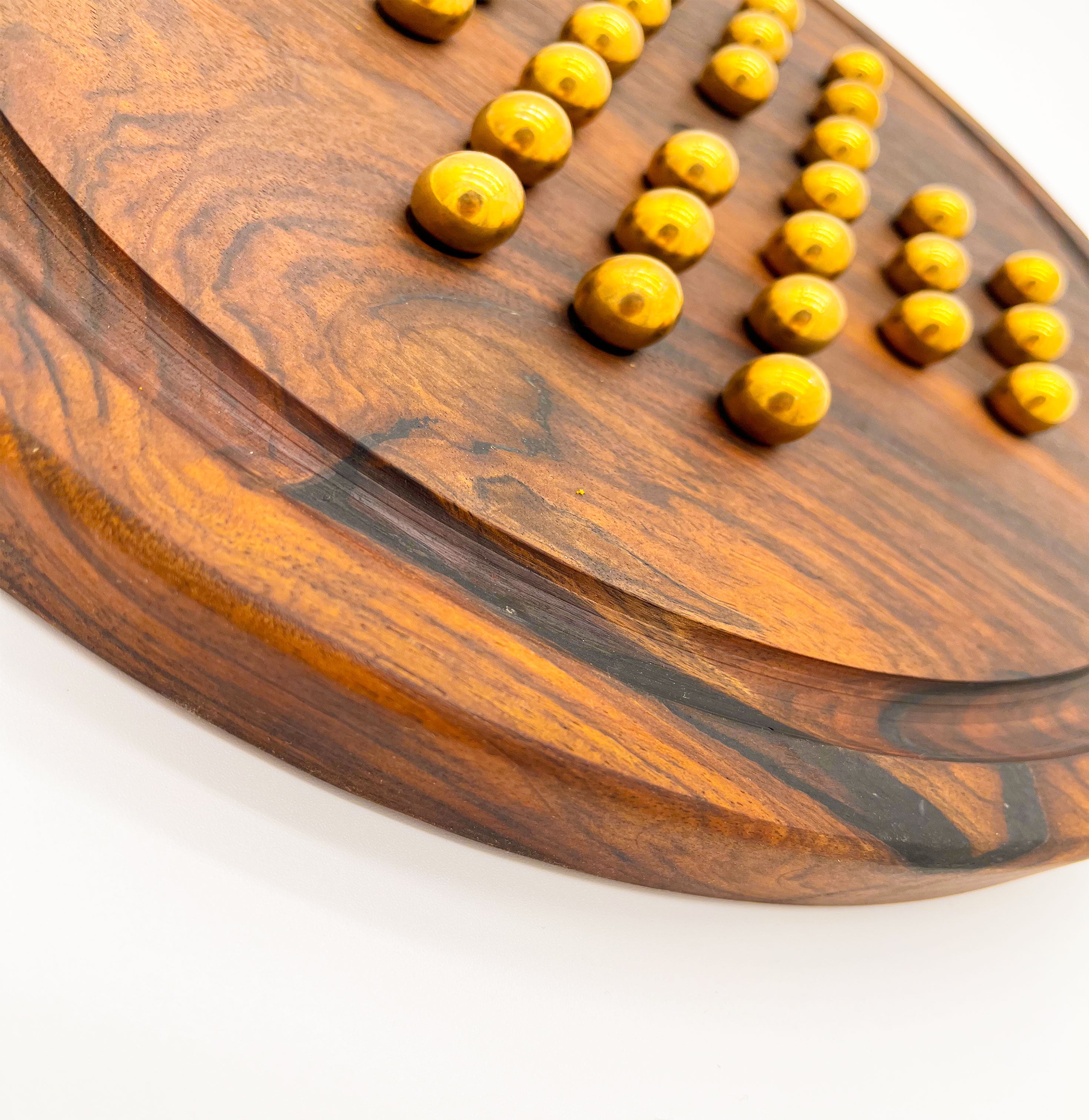 Jeu de solitaire en noyer avec billes en laiton