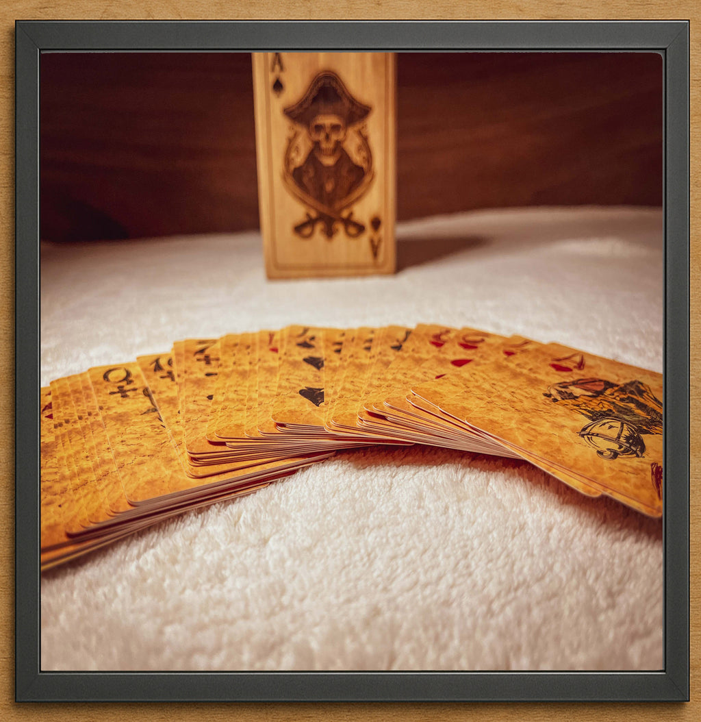 Boite en bois  – Jeu de cartes pirate