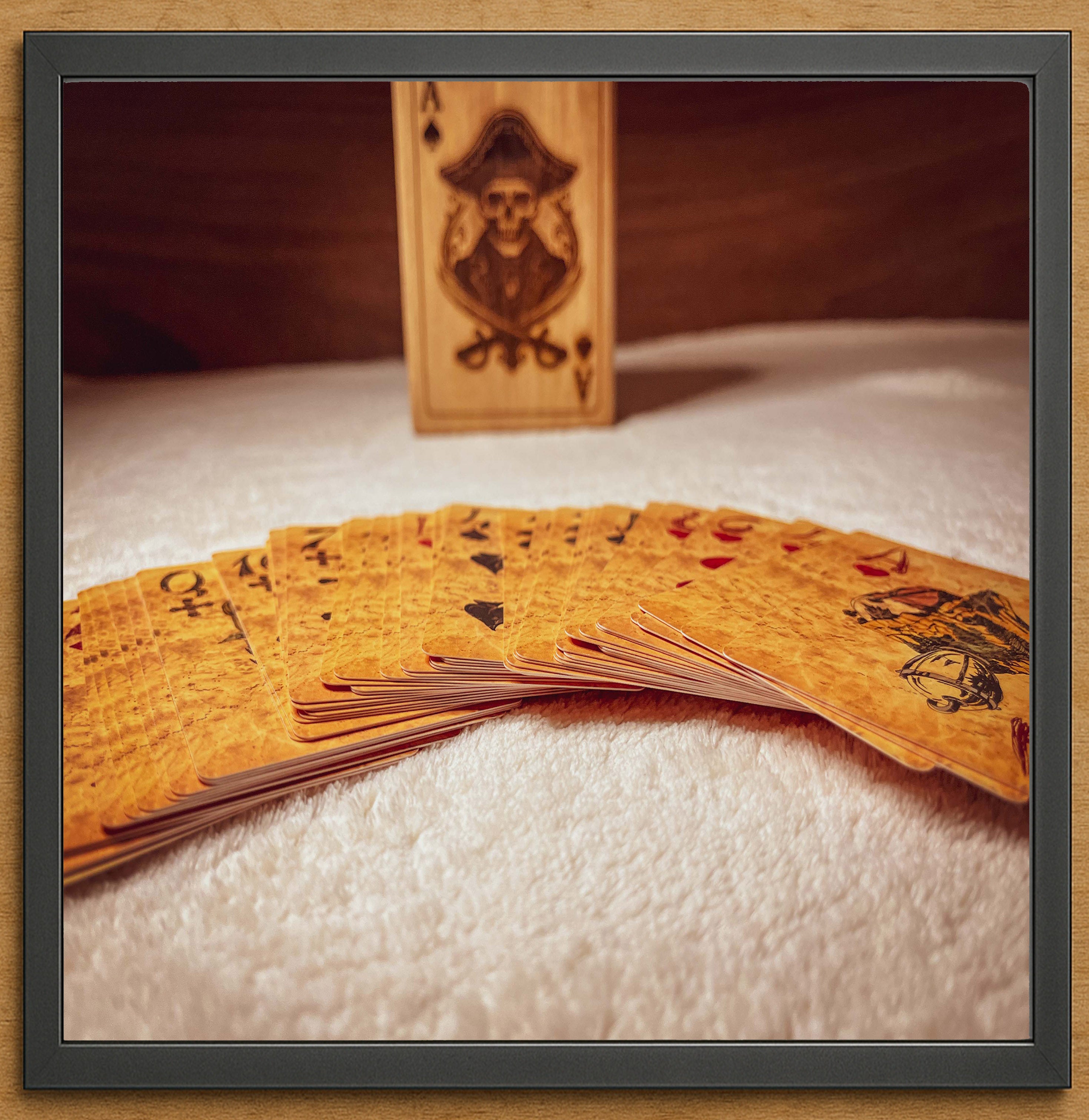 Boite en bois  – Jeu de cartes pirate