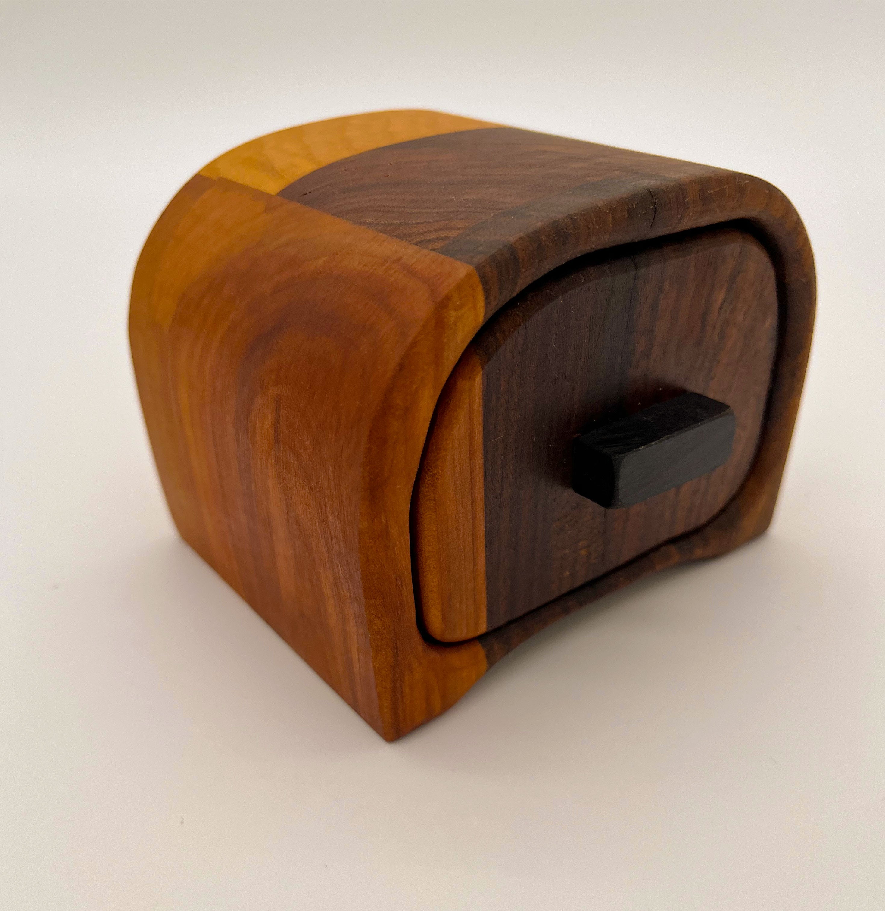 Tiroir ouvert de la mini bandsaw-box en bois