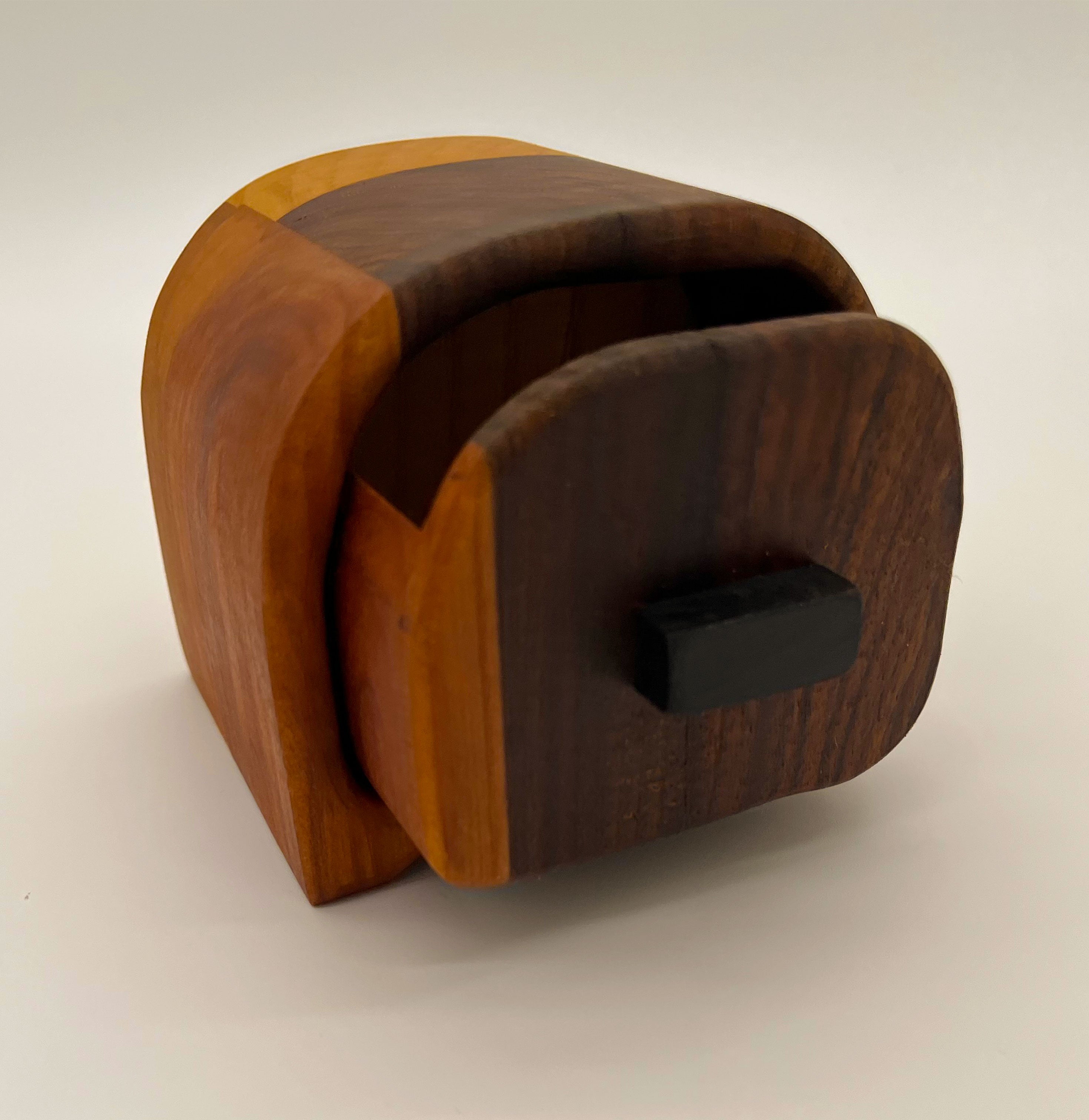 Mini bandsaw-box en bois, vue de face