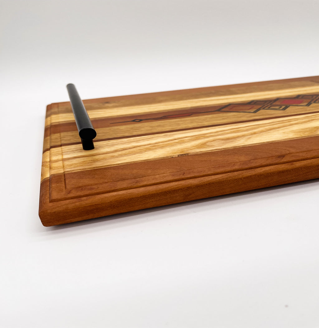 Détail de la moulure du plateau de service en bois