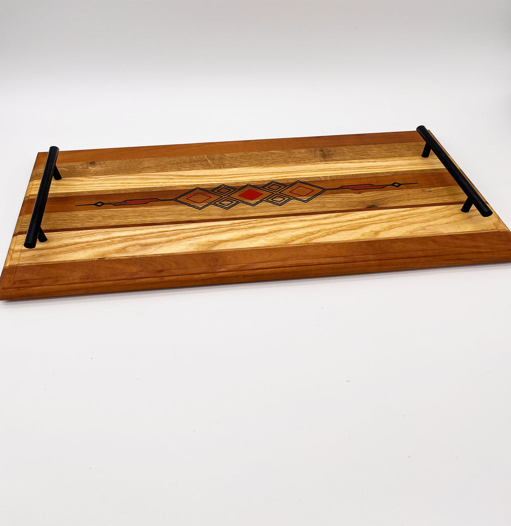 Plateau de service en bois avec incrustation en résine époxy